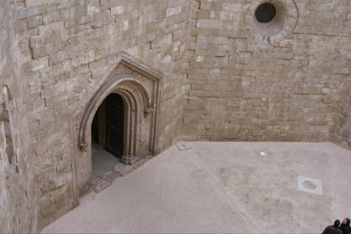 Ściany Castel del Monte mają 25 metrów wysokości, a każdy z 8 bastionów ma 26 metrów. Wewnętrzne boki oktagonu mają 16,5 metra długości, a boki bastionów 3,1 metra.