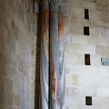 Castel del Monte ma kształt idealnie oktagonalny. Jego sale tworzą rodzaj pierścienia, którzy tworzy w środku mały oktagonalny dziedziniec