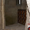 Castel del Monte ma kształt idealnie oktagonalny. Jego sale tworzą rodzaj pierścienia, którzy tworzy w środku mały oktagonalny dziedziniec