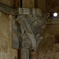 Castel del Monte ma kształt idealnie oktagonalny. Jego sale tworzą rodzaj pierścienia, którzy tworzy w środku mały oktagonalny dziedziniec