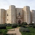 Na zewnątrz budowli, w każdym rogu znajduje się bastion (w trzech z nich znajdujš się kręcone schody prowadzšce na górę). Zamek ma dwa piętra - na każdym jest 8 przechodnich sal. Oktagon (omiokšt) jest uważany za symbol łšczšcy kwadrat (symbol ziemi)...