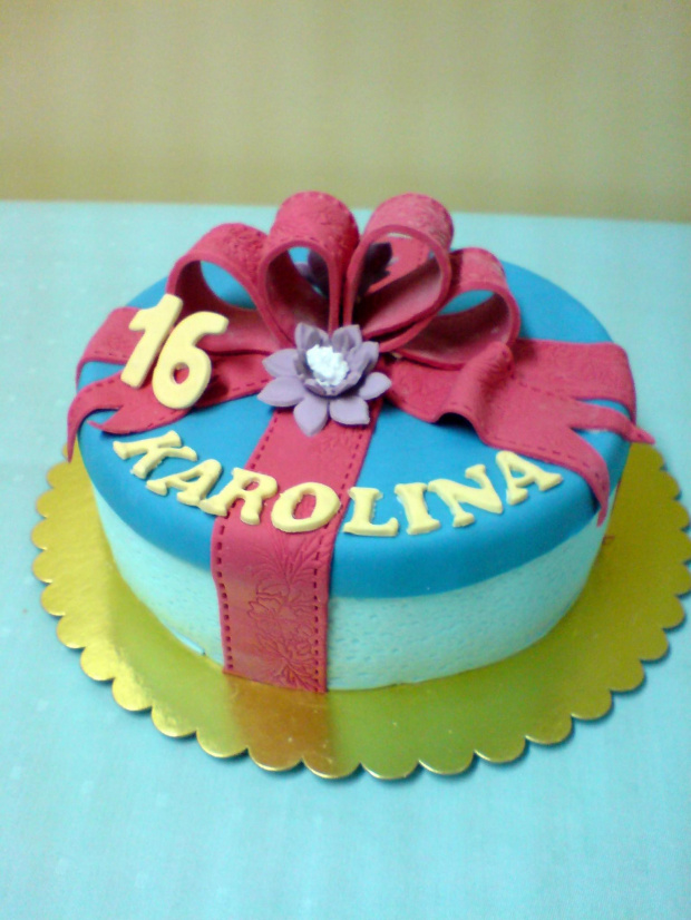 Tort prezent dla 16 -letniej Karoliny #prezent #tort #pudełko