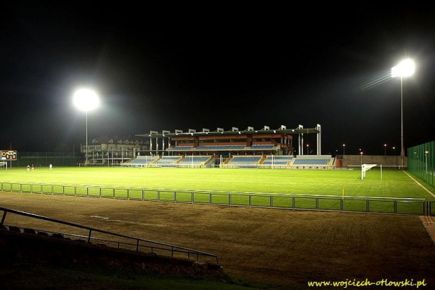 Zmodernizowany stadion Wigier przy włączonym oświetleniu #Stadion #Wigry #Suwałki #iluminacja