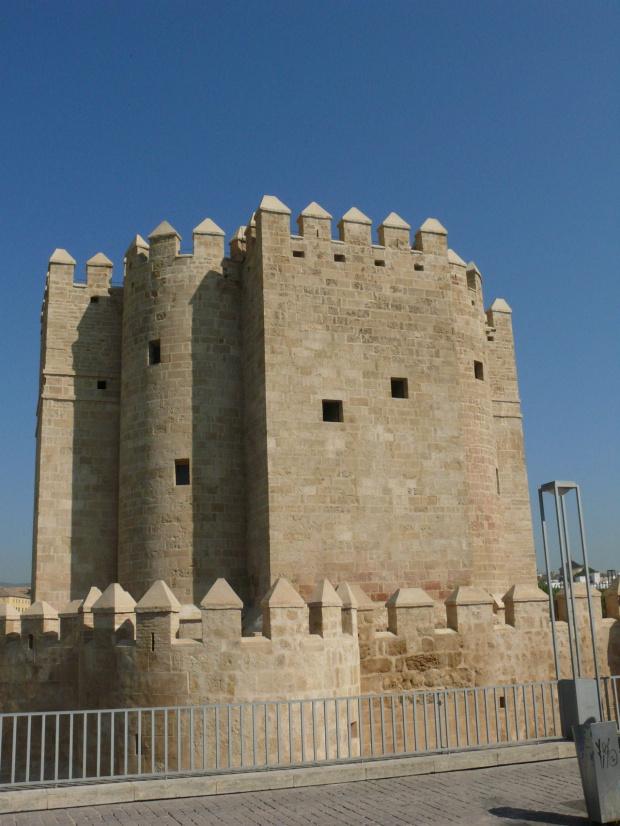 Kordoba - Torre de la Calahorra. Na resztkach arabskiej budowli Alfons XI w XIV w. wzniósł twierdzę, później wzmacnianą. #Andaluzja #Kordoba