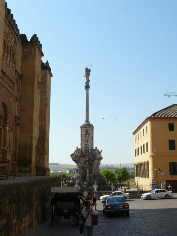 Kordoba - Triunfo de San Rafael - statua z XVIII w wzniesiona na cześć patrona miasta Św. Rafała #Andaluzja #Kordoba