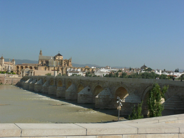 Kordoba - most Puente Romano z 230 roku przed nasza era, który łączy dwa brzegi rzeki Gwadalkiwir #Andaluzja #Kordoba