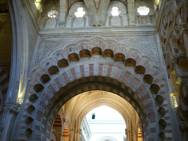 Kordoba - Mezquita, niezwykłym bogactwem mozaik i kunsztem sztuki ornamentalnej na sufitach i kolumnach. #Andaluzja #Kordoba #Mezquita