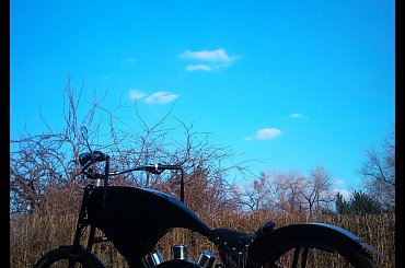 rowerocykl. #rower #rowery #RowerPoziomy #rowerocykl #niebo #trawa #indiv #indivbike