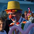 Klown zakochany klown, ta na na na , on ma takie czułe serce ...... ( czy jakoś tak )