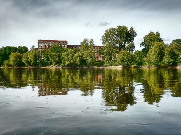 spichlerz koło Modlina od strony Wisły