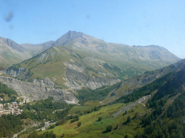 La Grave położona jest we wspaniałej scenerii górskiej #Alpy #Francja #Góry