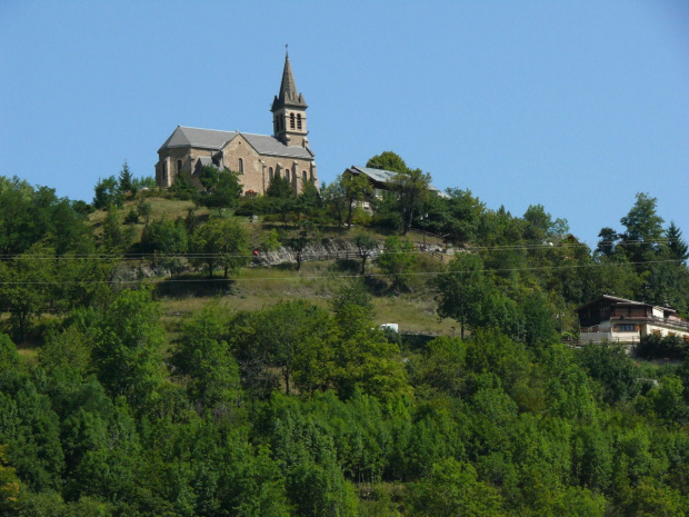 Kościółek na górce przy Lac du Chambon #Alpy #Francja #Góry