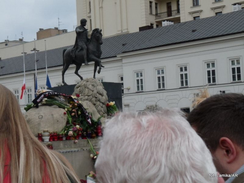 10 kwietnia 2010.
Przed Pałacem Prezydenckim...