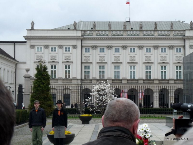 10 kwietnia 2010.
Przed Pałacem Prezydenckim...