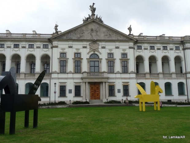 Pegazy przed Pałacem Krasińskich - obecnie filia Biblioteki Narodowej.