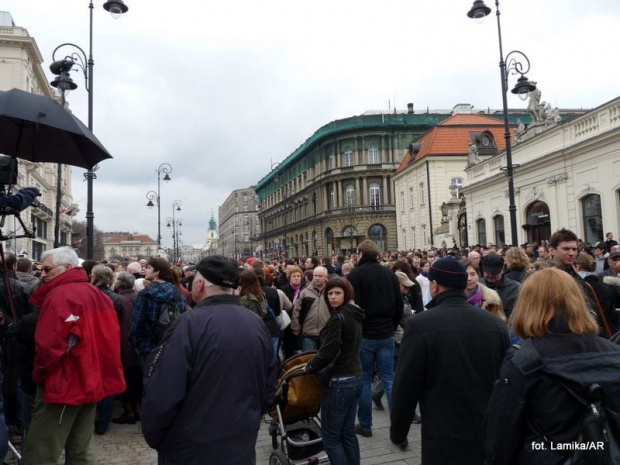 10 kwietnia 2010.
Przed Pałacem Prezydenckim...