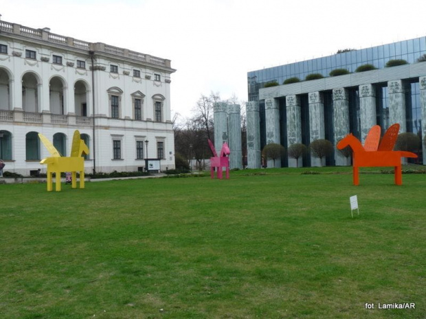 Pegazy przed Pałacem Krasińskich - obecnie filia Biblioteki Narodowej.