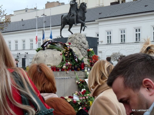 10 kwietnia 2010.
Przed Pałacem Prezydenckim...