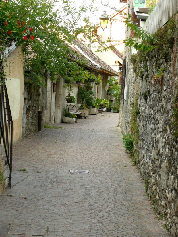 Annecy - stare uliczki obrośnięte winoroślami #Alpy #Annecy #Francja #Góry