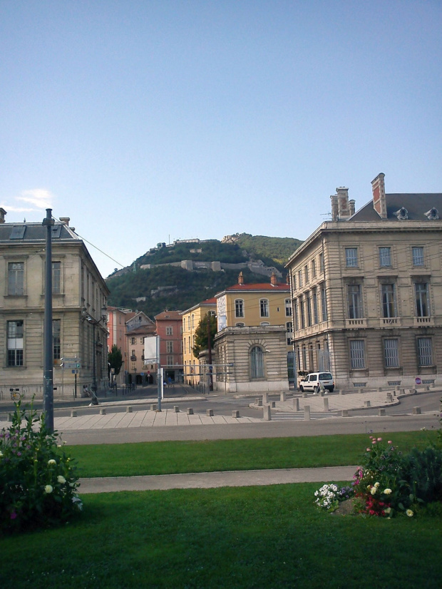 Grenoble - widok na twierdzę na wzgórzu La Bastille #Alpy #Francja #Góry #Grenoble