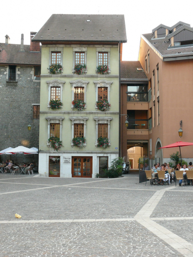 Annecy - może pochwalić się starówką z fasadami o pastelowych barwach #Alpy #Annecy #Francja #Góry