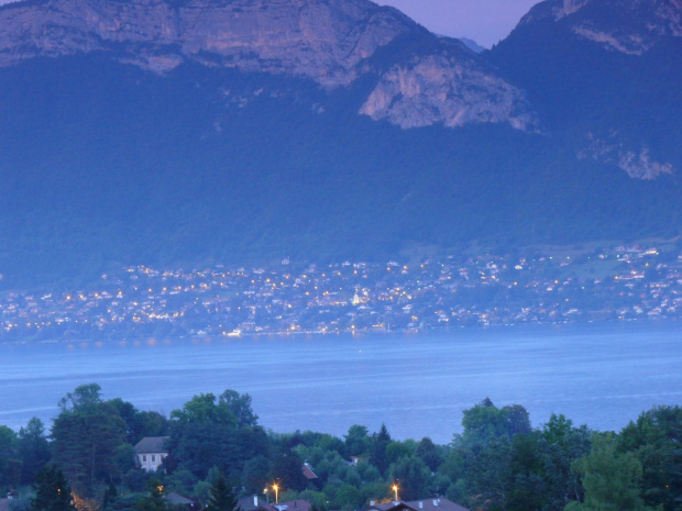 Jezioro i miasto Annecy - nocą i z góry #Alpy #Annecy #Francja #Góry