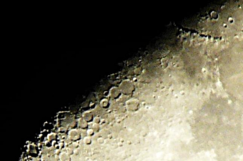 14.02.2008 Wycinek z poprzedniego zdjęcia. proszę zwrócić uwagę na łańcuch gór w prawym, górnym rogu. Zdjęcie nienajlepszej jakości z powodu dużego powiększenia cyfrowego.. #księżyc