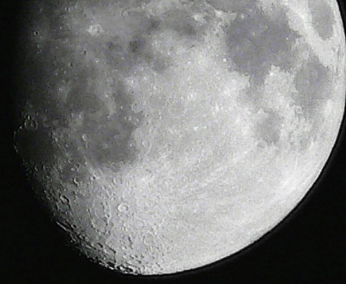 20.05.2005 Księżyc dochodzi do pełni. Proszę zwrócić uwagę na dwa kratery, u dołu, z promienistymi smugami, Tycho od nazwiska znanego duńskiego astronoma, wyżej nad nim, u góry Kopernik. #księżyc