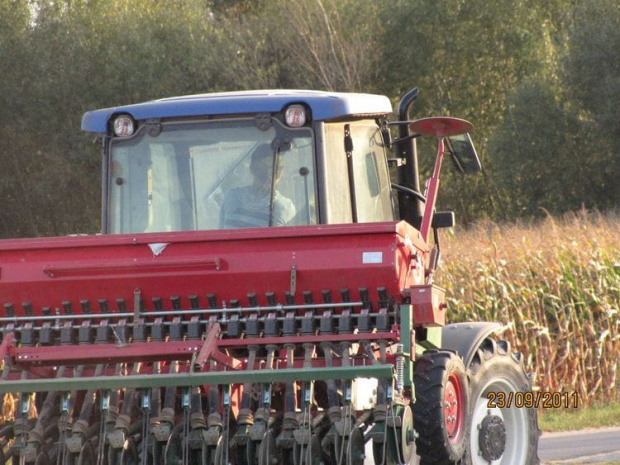 Wychodzimy na popołudniowy a tu mignęła nam maszyna z siewnikiem na plecach, A za kółkiem kto - moja ulubienica Magdalenka