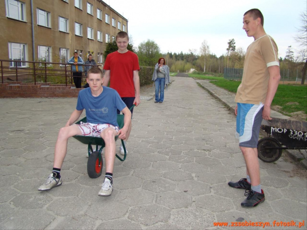 Przed Dniem Otwartych Drzwi w Sobieszynie-Brzozowej jest tyle pracy, że mało która taczka jedzie pusta #Sobieszyn #Brzozowa