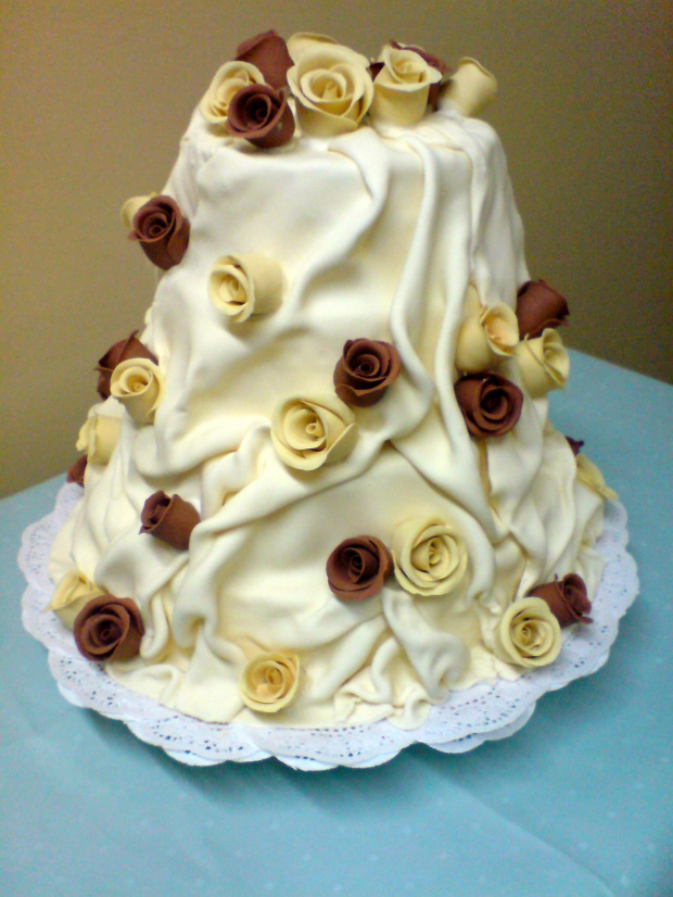 Suknia Panny Młodej Ekri - Herbaciano Brazowe kwiaty #wesele #tort #SukniaPannyMłodej