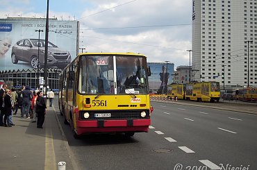 Komunikacja miejska w centrum Warszawy podczas uroczystości żałobnych. #KomunikacjaMiejska #MZA #PKSGrodzisk #Michalczewski #objazdy #Warszawa #Centrum #zasilenia #Ikarus #MAN #Jelcz #SolarisStalowa #Ostrobramska #Woronicza #Kleszczowa #Redutowa