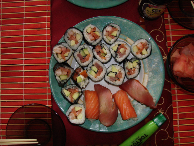 sushi - nierówne bo pierwsze w moim życiu własnoręcznie zrobione, kolejne już było ok #sushi