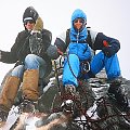 9.08.2001 11 godz. 45 min. Na szczycie Stralhornu (4190 m).
Zima w pełni wiatr, śnieg, mróz.
O godz. 8-mej 40-ci świeciło jeszcze słońce. Z prawej Boguś, z lewej ja. #Alpy #ludzie #Stralhorn #Szwajcaria