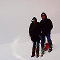 17.08.2000 13 godz.
Doszedł Jerzy, czekamy poniżej wierzchołka (na nim silny wiatr)
na następny zespół, spotkalismy ich schodząc, mieli jeszcze ok.
30-40 min. do szczytu. #Alpy #Dom #Szwajcaria