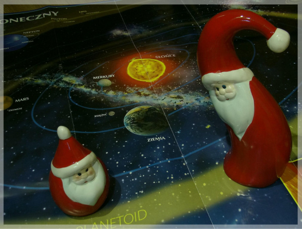 Przy okazji przeglądu ozdób świątecznych znalazł się i plakacik układu słonecznego. Mikołajki mają sporo pracy w całej galaktyce :)) #Mikołajki