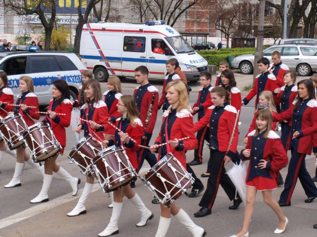 Dzień Ziemi - przemarsz i musztra 22 kwietnia 2010. Orkiestrę prowadziła tamburmajorka Paulina Kacprowicz