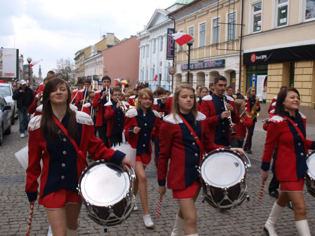 Dzień Ziemi - przemarsz i musztra 22 kwietnia 2010. Orkiestrę prowadziła tamburmajorka Paulina Kacprowicz