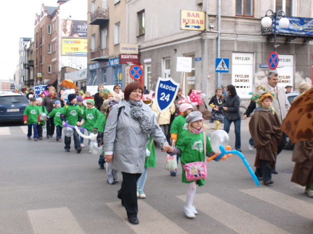 Dzień Ziemi - przemarsz i musztra 22 kwietnia 2010. Orkiestrę prowadziła tamburmajorka Paulina Kacprowicz