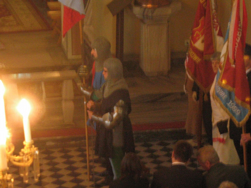 Poczet Ozorkowskiego Bractwa Rycerskiego podczas mszy za Ojczyznę w kościele św. Józefa w Ozorkowie 3 maj 2008r.