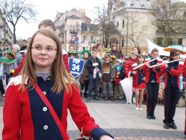 Dzień Ziemi - przemarsz i musztra 22 kwietnia 2010. Orkiestrę prowadziła tamburmajorka Paulina Kacprowicz