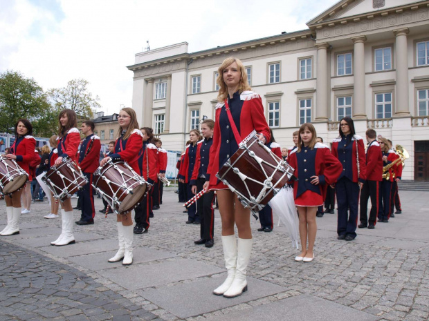 Dzień Ziemi - przemarsz i musztra 22 kwietnia 2010. Orkiestrę prowadziła tamburmajorka Paulina Kacprowicz