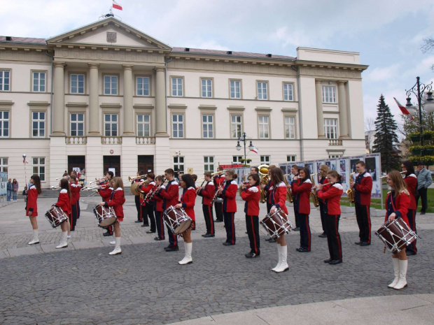 Dzień Ziemi - przemarsz i musztra 22 kwietnia 2010. Orkiestrę prowadziła tamburmajorka Paulina Kacprowicz