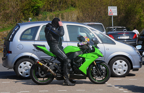 Motocyklisci w drodze na zjazd.. chyba nie prawdziwy ten Ninja,bo widzialm jak odjezdzal normalnie a nie zniknal w powietrzu:))...