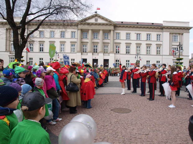 Dzień Ziemi - przemarsz i musztra 22 kwietnia 2010. Orkiestrę prowadziła tamburmajorka Paulina Kacprowicz