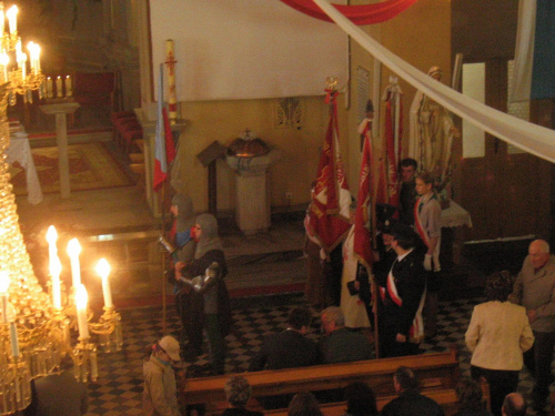 Poczet Ozorkowskiego Bractwa Rycerskiego podczas mszy za Ojczyznę w kościele św. Józefa w Ozorkowie 3 maj 2008r.