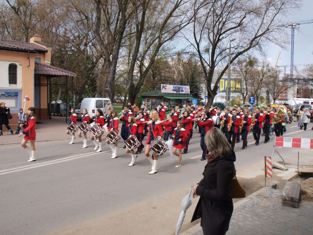 Dzień Ziemi - przemarsz i musztra 22 kwietnia 2010. Orkiestrę prowadziła tamburmajorka Paulina Kacprowicz