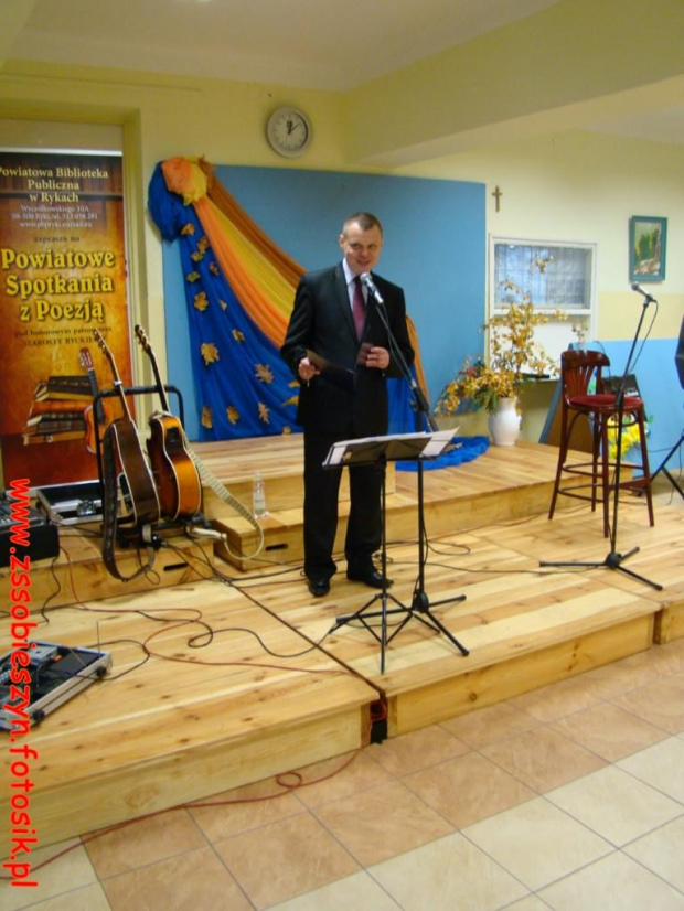 9 grudnia 2011 młodzież z naszej szkoły uczestniczyła w koncercie Orkiestry Dni Naszych zrealizowanym w ramach organizowanych przez Powiatową Bibliotekę Publiczną w Rykach- Spotkań z Poezją