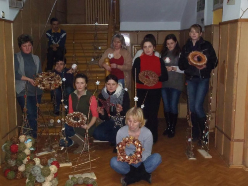 Trwają intensywne przygotowania ozdób świątecznych przygotowywanych pod kierunkiem Renaty Galas przez słuchaczy Studium Florystycznego- fot. Renata Galas #Sobieszyn #Brzozowa #RenataGalas