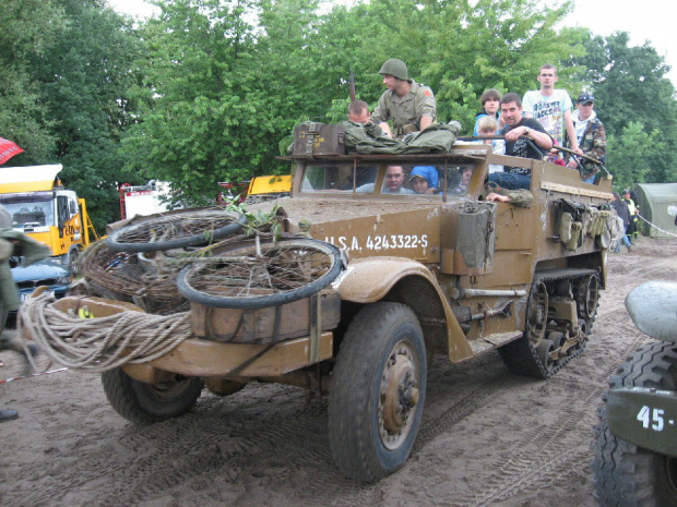 Powrót pojazdów po akcji #Militariada2011 #NowaDęba #RekonstrukcjaHistoryczna